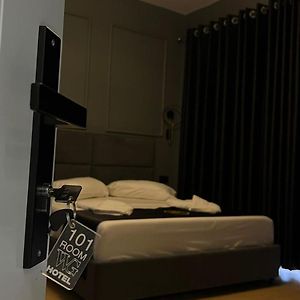 Camera tripla deluxe
